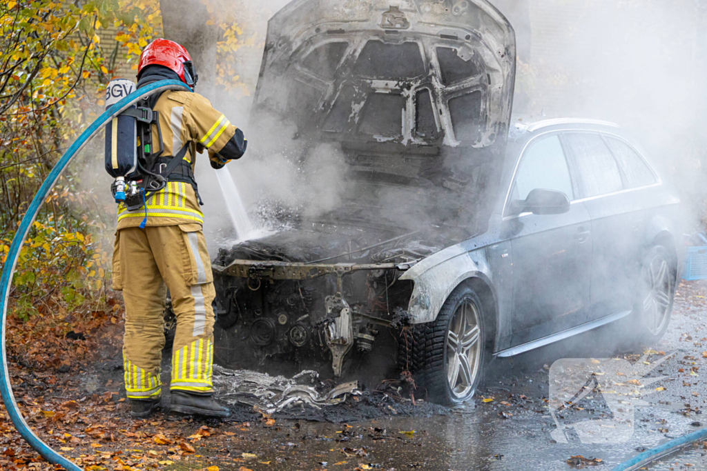 Brandweer blust brand in personenauto