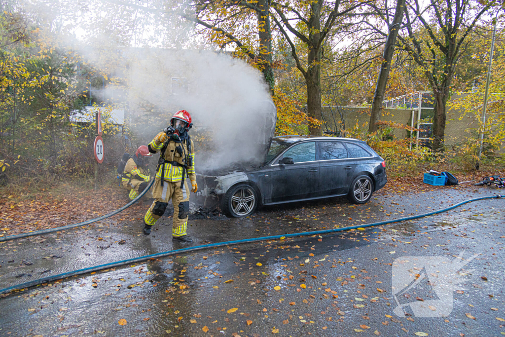 Brandweer blust brand in personenauto