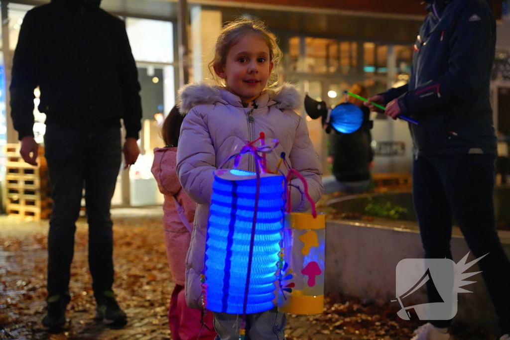 Kinderen vieren Sint Maarten in de St Josephkerk