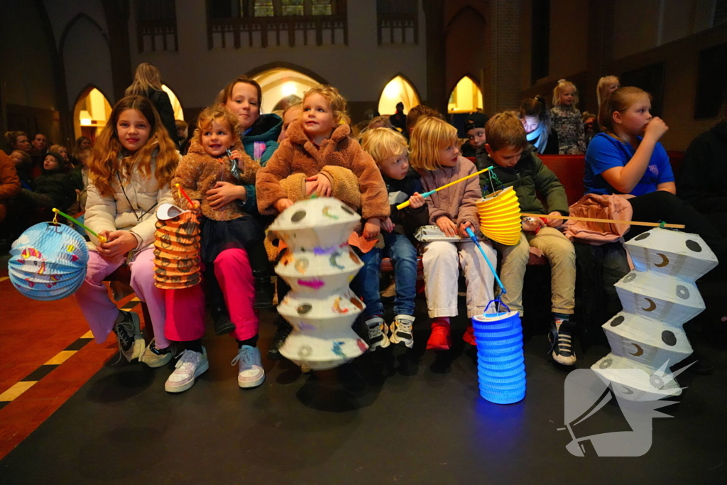 Kinderen vieren Sint Maarten in de St Josephkerk