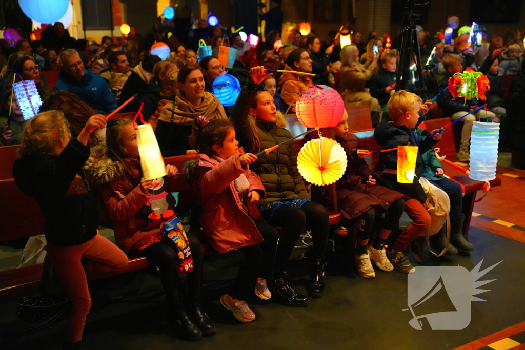 Kinderen vieren Sint Maarten in de St Josephkerk