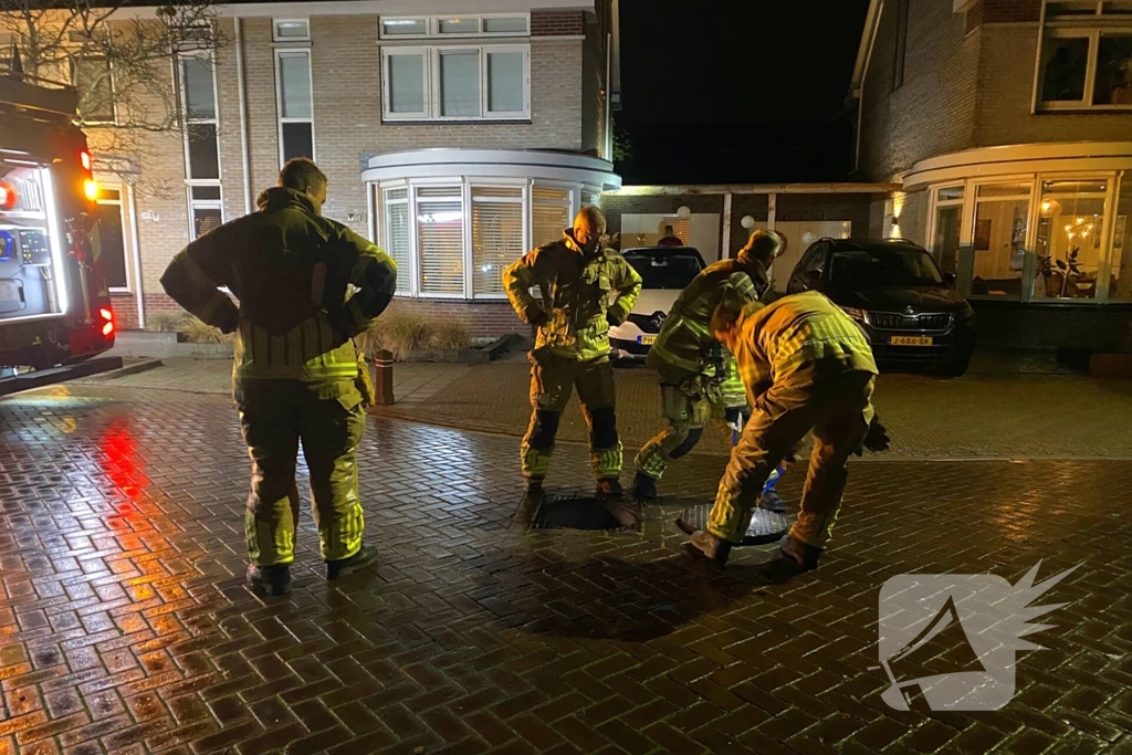 Brandweer doet onderzoek naar gaslucht in woning