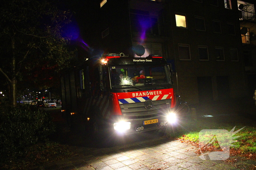 Brand in stapel reclamefolders tegen schoolgebouw