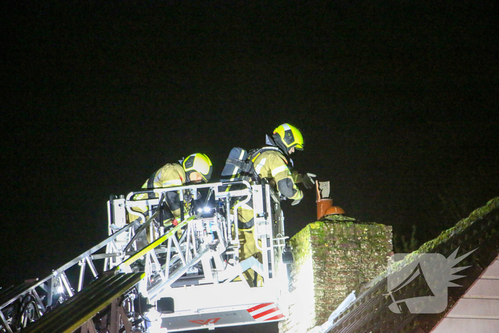 Brand in schoorsteen van woning op bungalowpark