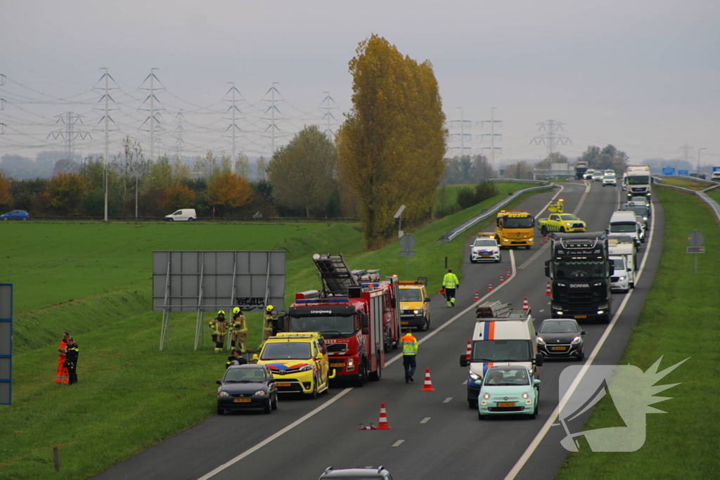 Automobiliste uit auto gehaald na crash vanaf snelweg