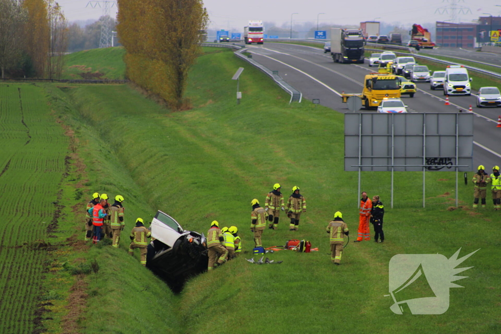 Automobiliste uit auto gehaald na crash vanaf snelweg