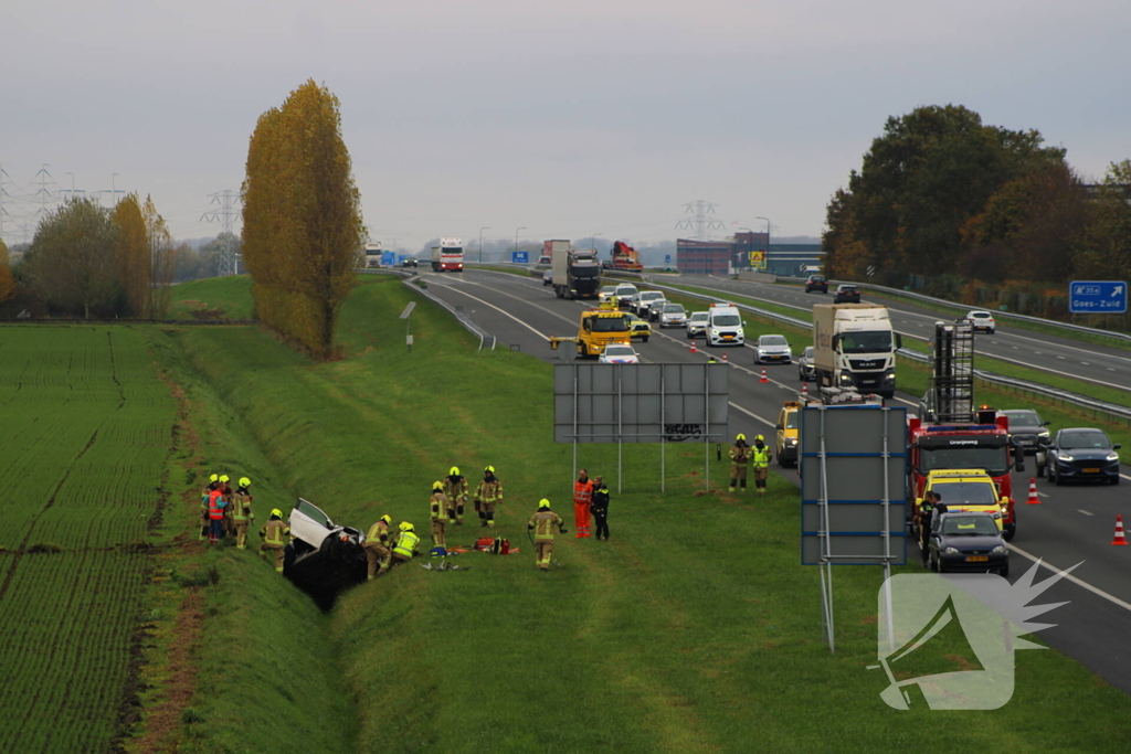 Automobiliste uit auto gehaald na crash vanaf snelweg