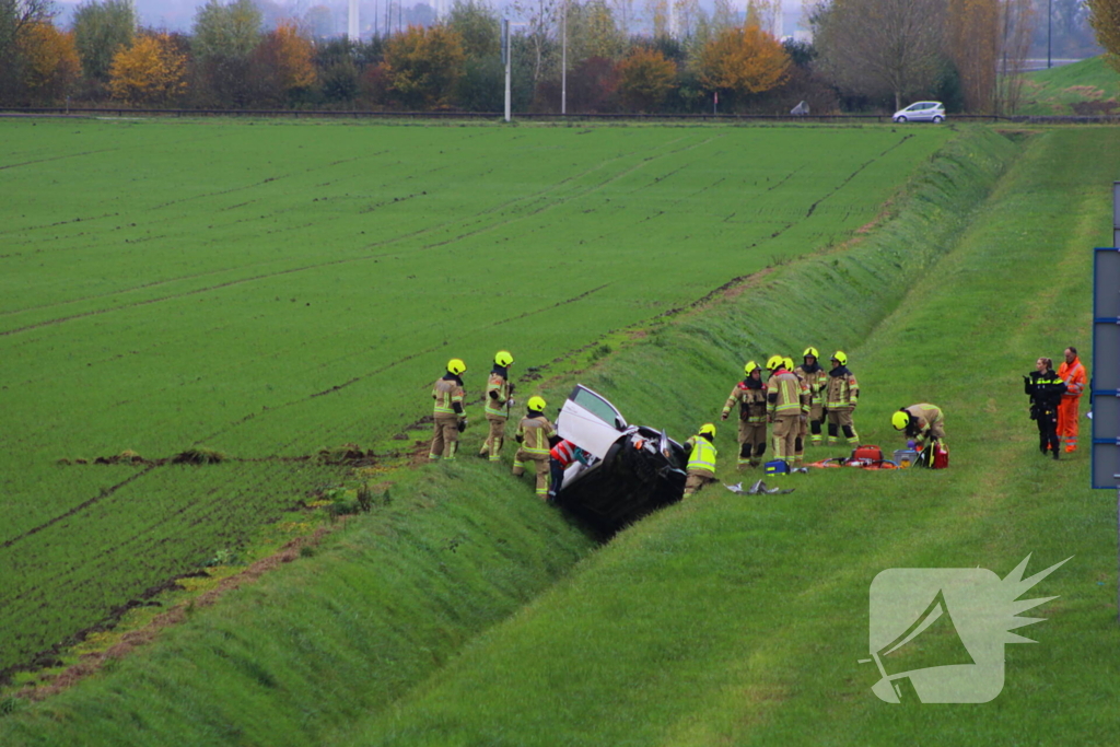 Automobiliste uit auto gehaald na crash vanaf snelweg