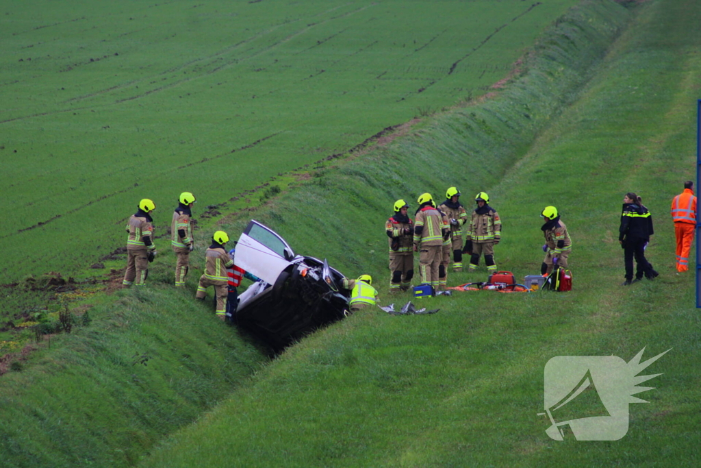 Automobiliste uit auto gehaald na crash vanaf snelweg