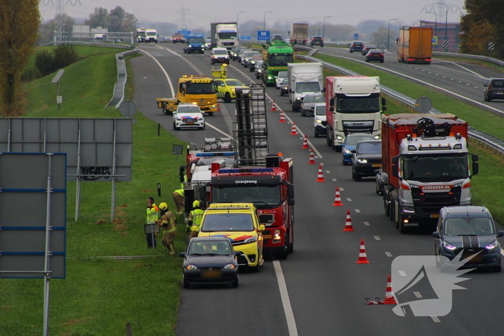 Automobiliste uit auto gehaald na crash vanaf snelweg