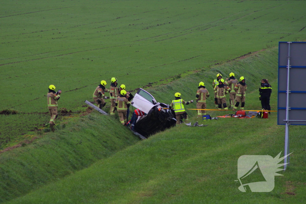 Automobiliste uit auto gehaald na crash vanaf snelweg