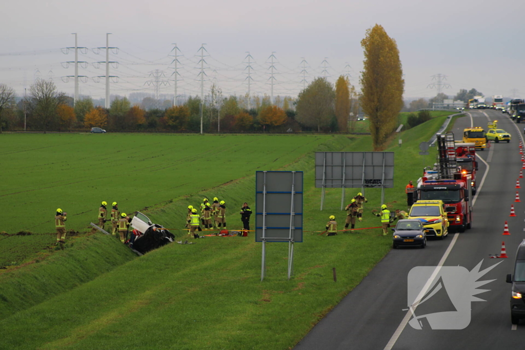 Automobiliste uit auto gehaald na crash vanaf snelweg