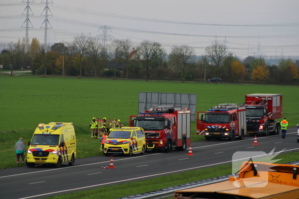 Automobiliste uit auto gehaald na crash vanaf snelweg