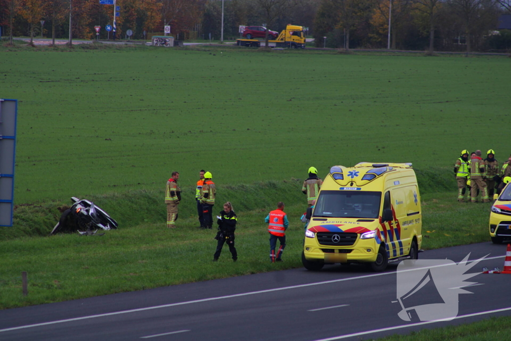 Automobiliste uit auto gehaald na crash vanaf snelweg