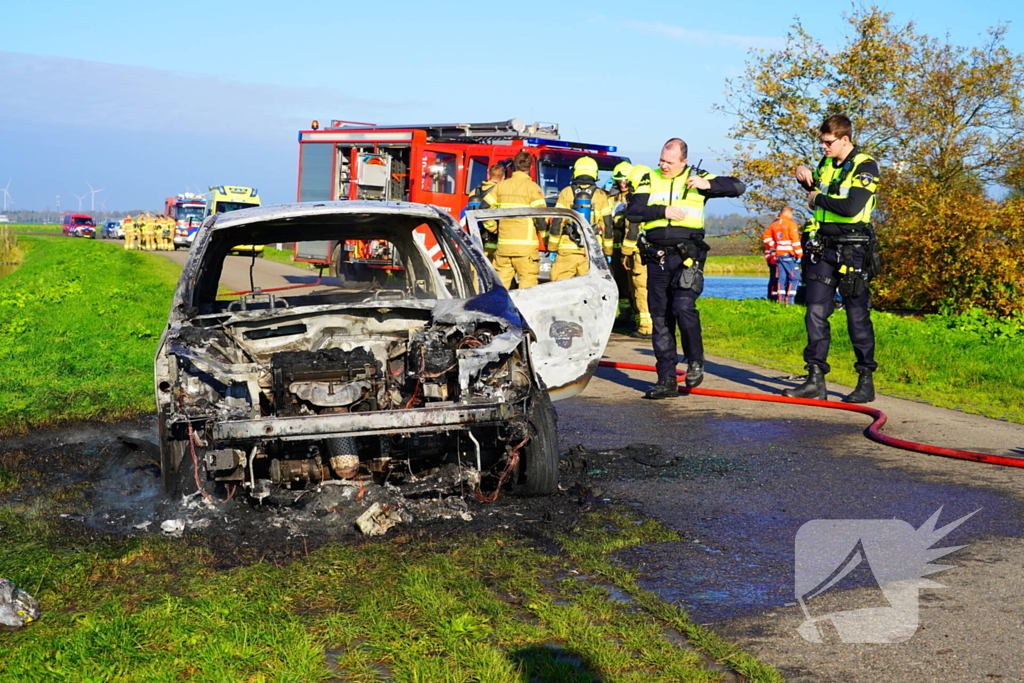 Persoon zwaargewond na brand in personenauto