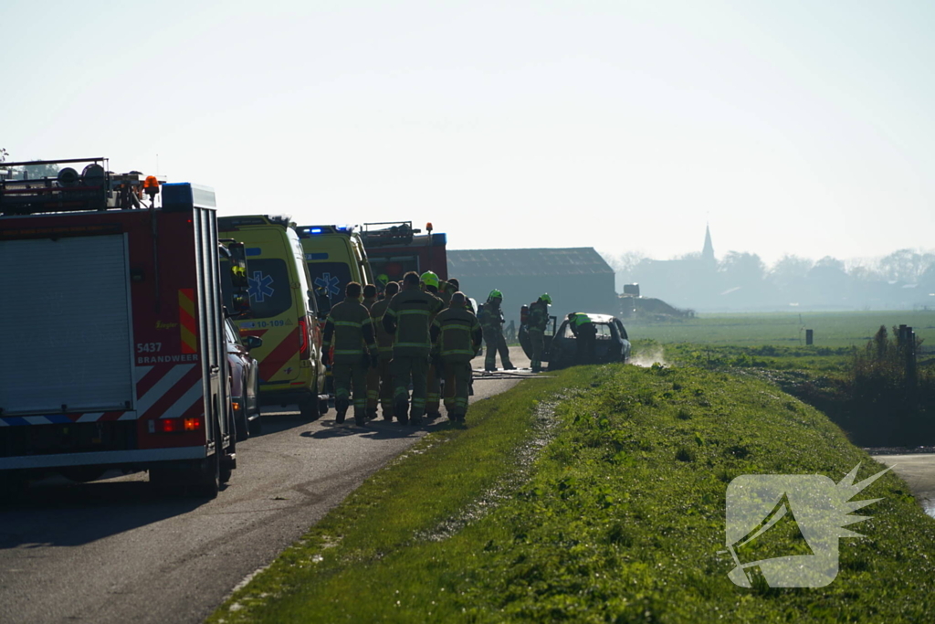 Persoon zwaargewond na brand in personenauto