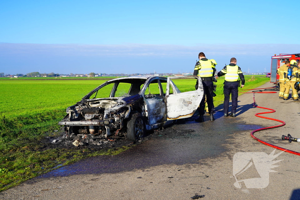 Persoon zwaargewond na brand in personenauto