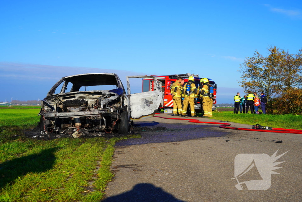 Persoon zwaargewond na brand in personenauto