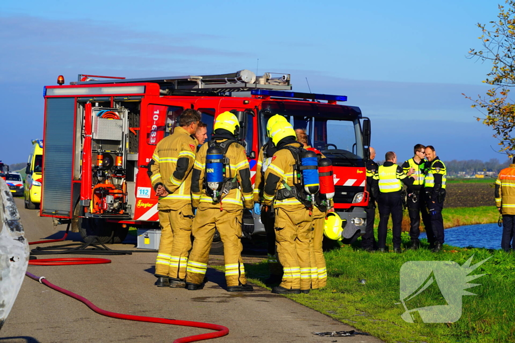 Persoon zwaargewond na brand in personenauto