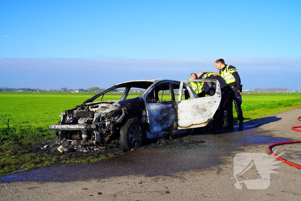 Persoon zwaargewond na brand in personenauto