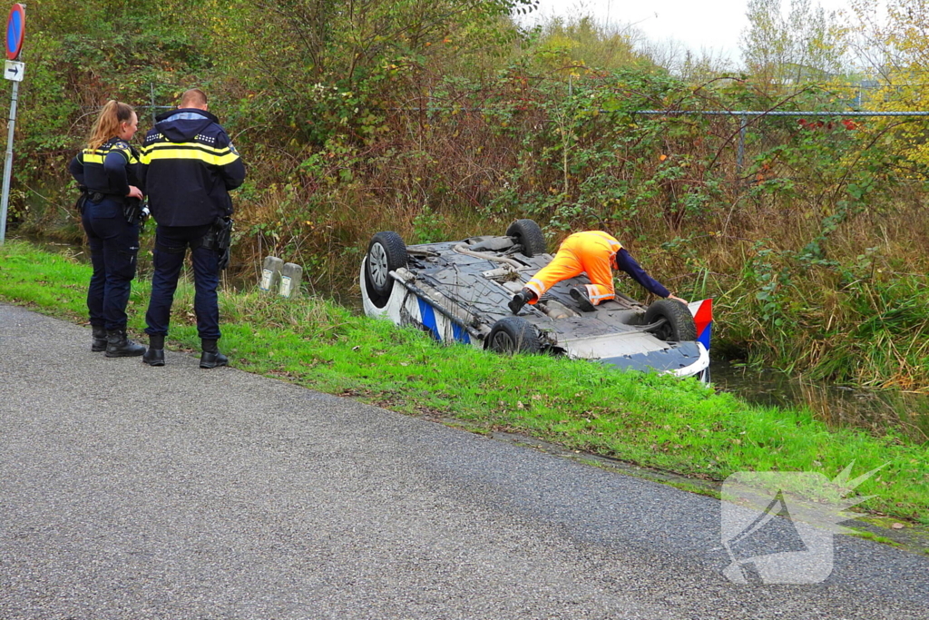 Politievoertuig belandt op de kop in sloot na achtervolging