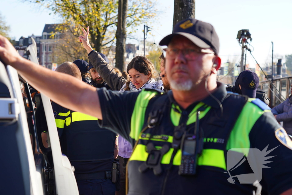 Tien activisten aangehouden bij protest