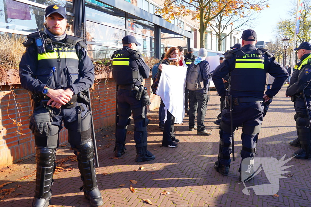 Tien activisten aangehouden bij protest