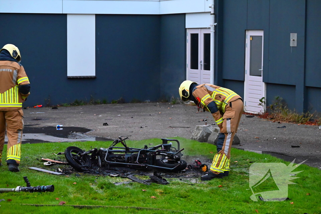 Scooter volledig uitgebrand naast pand