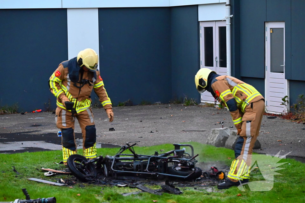 Scooter volledig uitgebrand naast pand