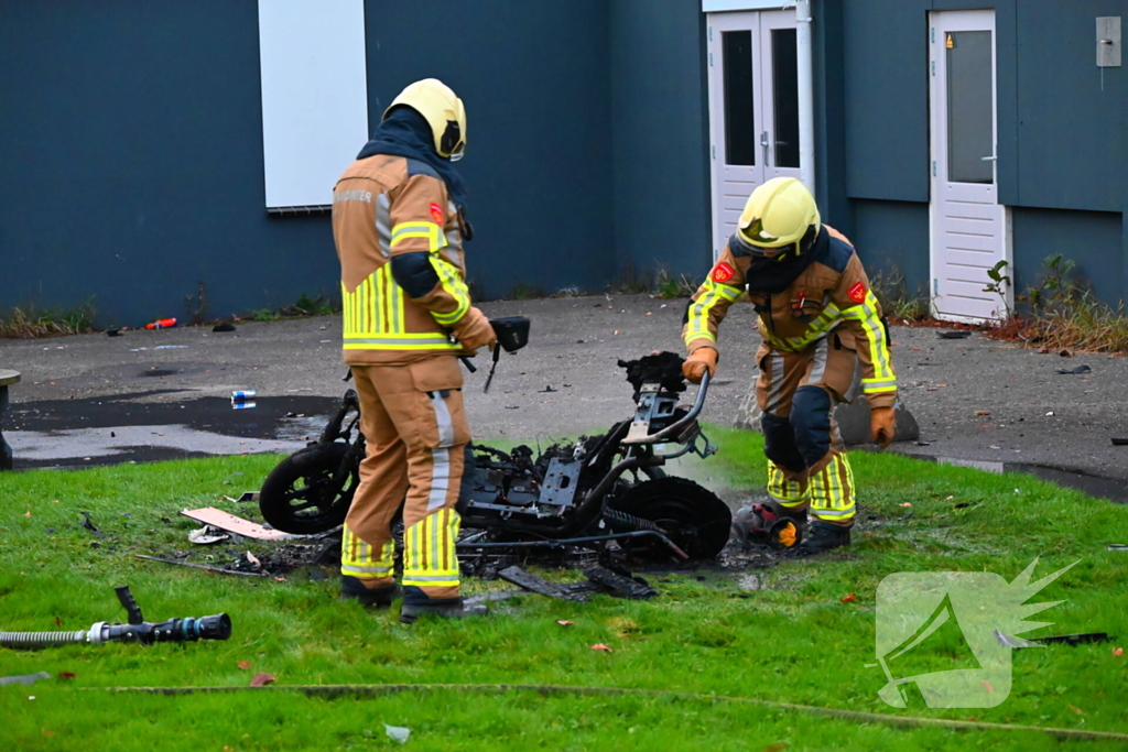 Scooter volledig uitgebrand naast pand