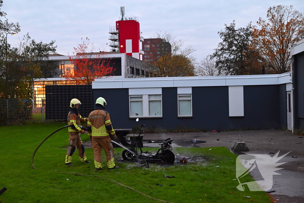 Scooter volledig uitgebrand naast pand