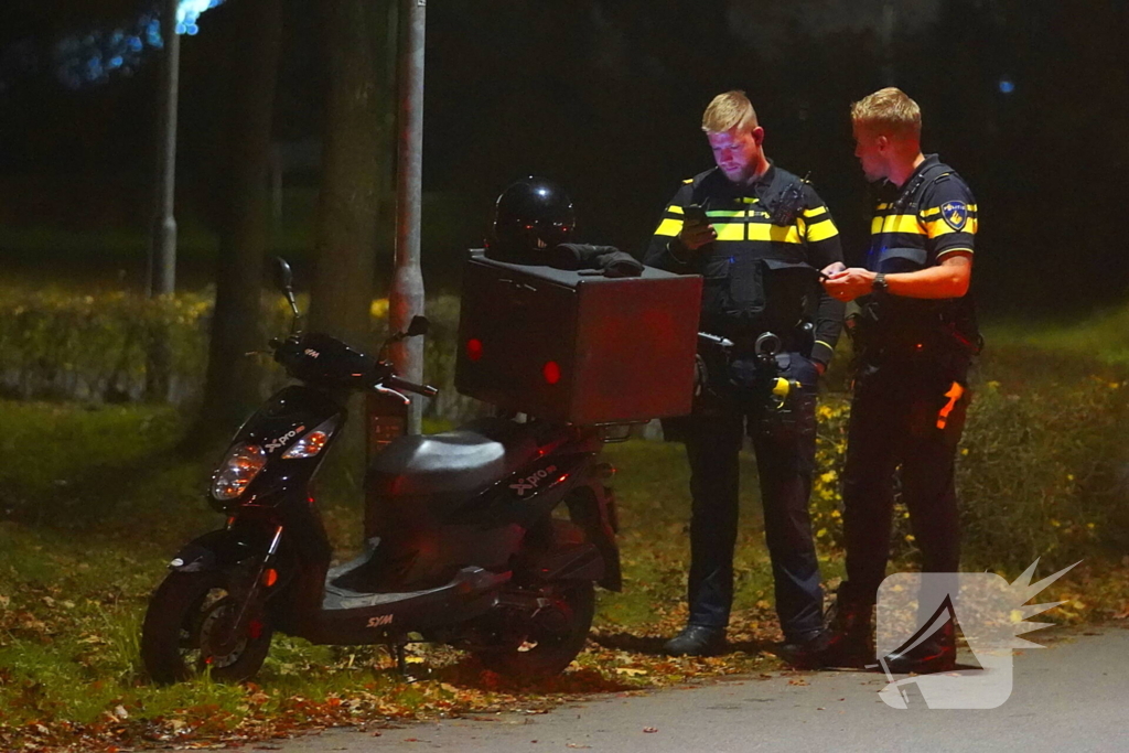 Scooterrijders botsen op elkaar op kruising