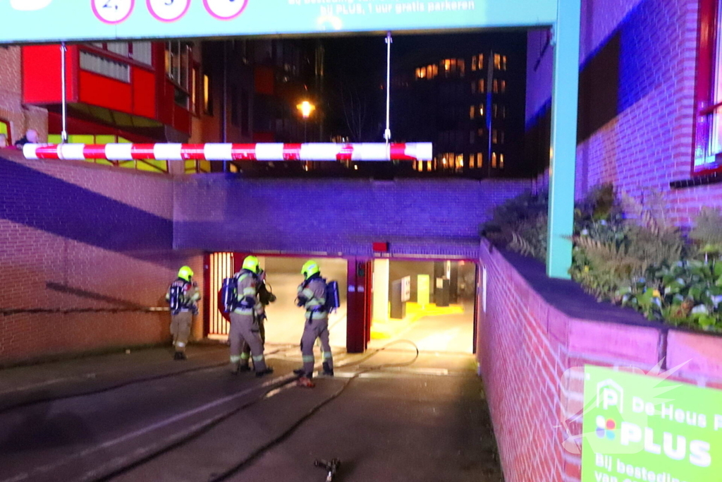 Brandweer groots ingezet voor brand in parkeergarage