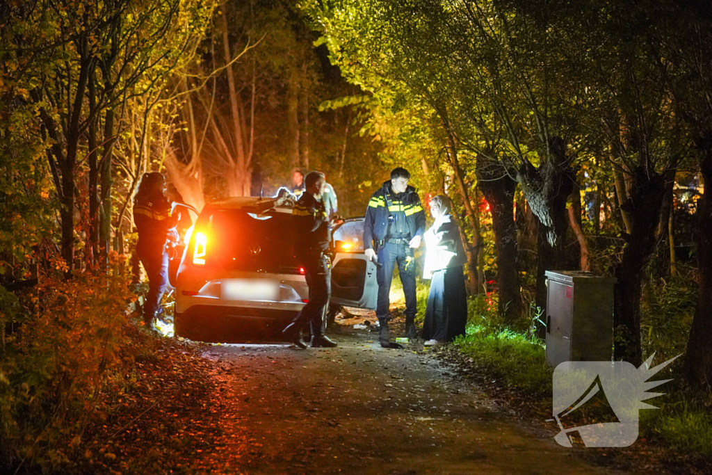 Meerdere gewonden nadat voertuig op boom klapt