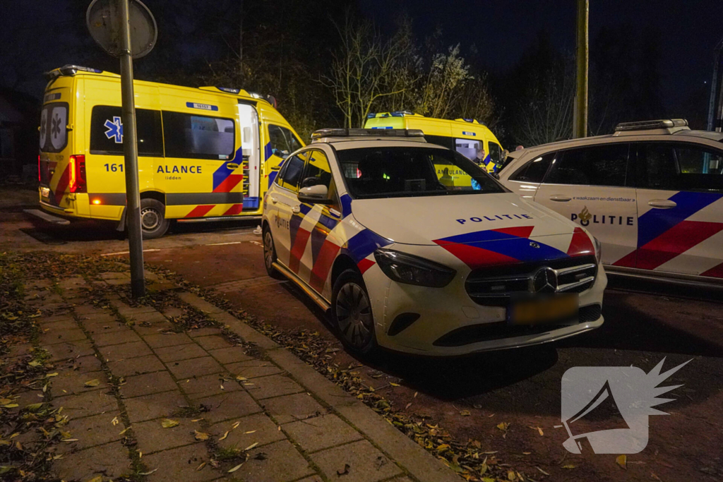 Meerdere gewonden nadat voertuig op boom klapt