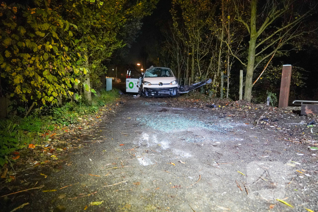 Meerdere gewonden nadat voertuig op boom klapt