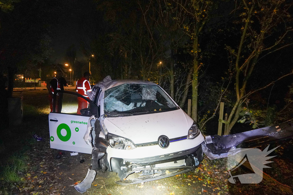 Meerdere gewonden nadat voertuig op boom klapt