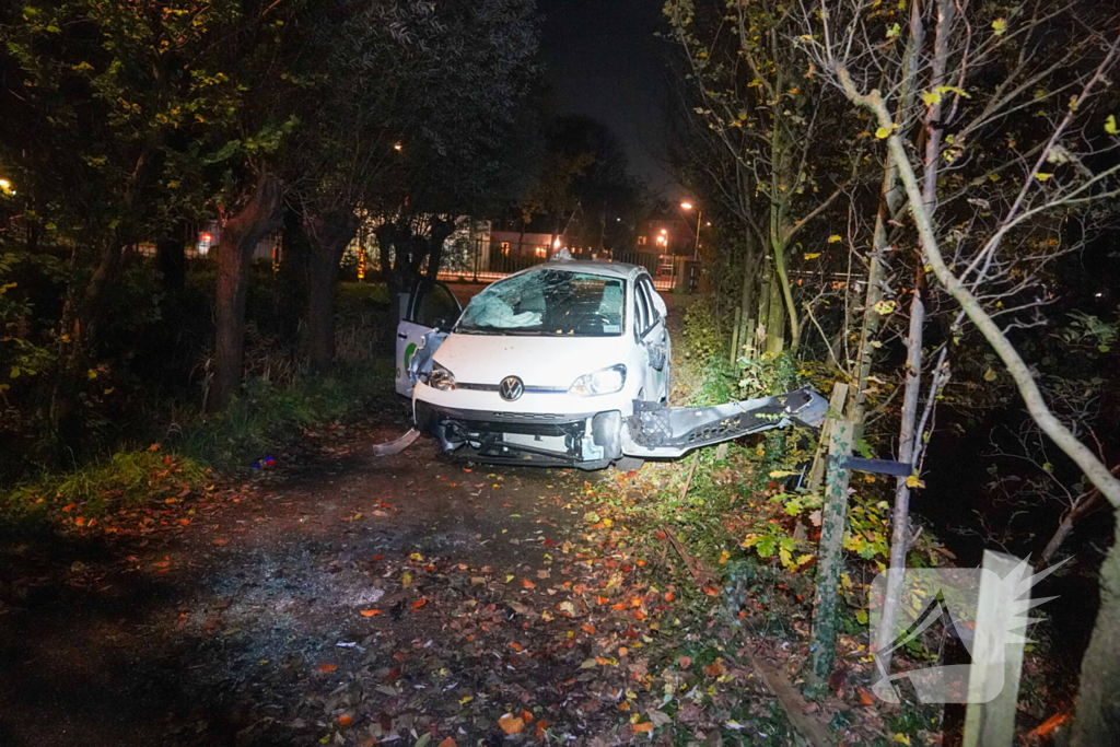 Meerdere gewonden nadat voertuig op boom klapt