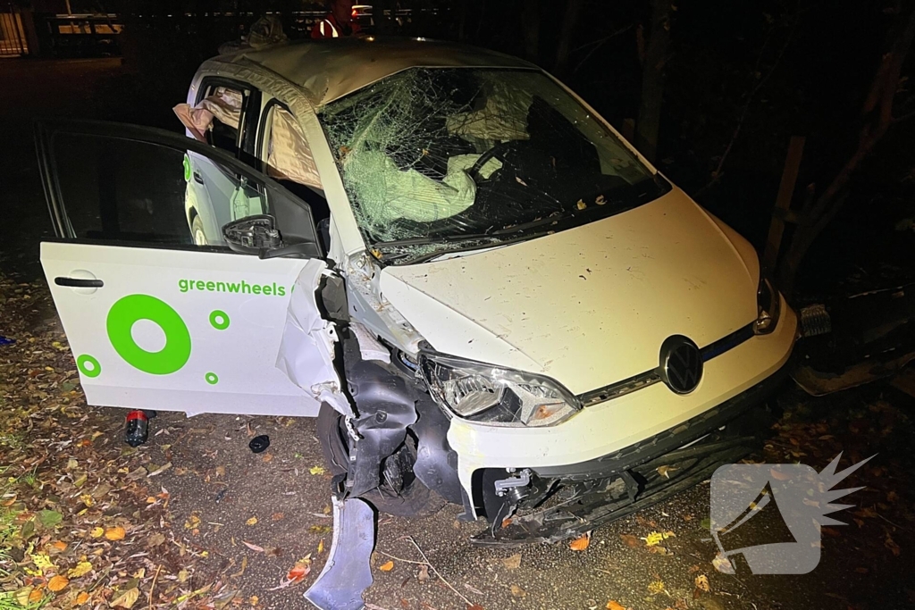 Meerdere gewonden nadat voertuig op boom klapt