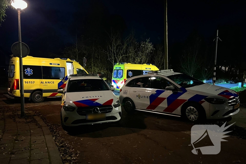 Meerdere gewonden nadat voertuig op boom klapt