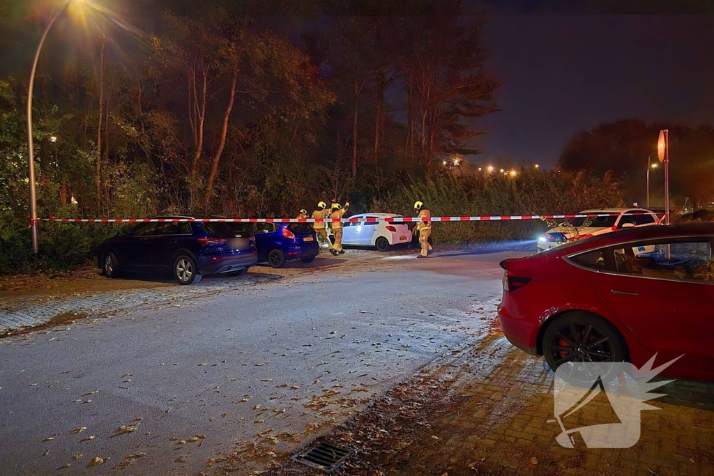 Onderzoek naar brandbare stof bij geparkeerde auto