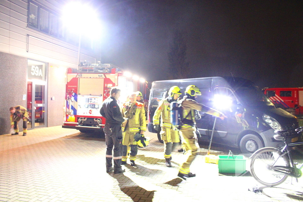 Brandweer blust brandende fietsaccu