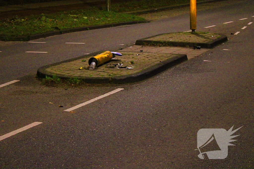 Bestuurder komt met de schrik vrij na botsing met paal