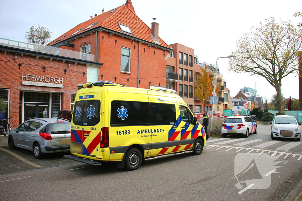 Automobilist rijdt paaltje uit de grond