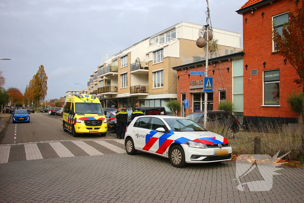 Automobilist rijdt paaltje uit de grond