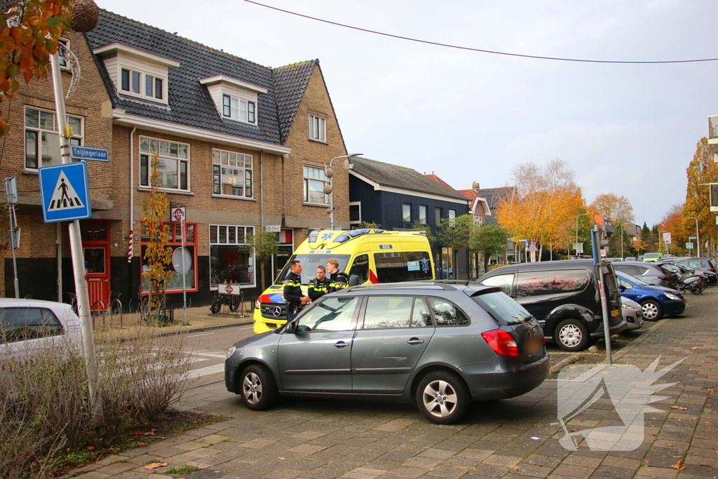 Automobilist rijdt paaltje uit de grond