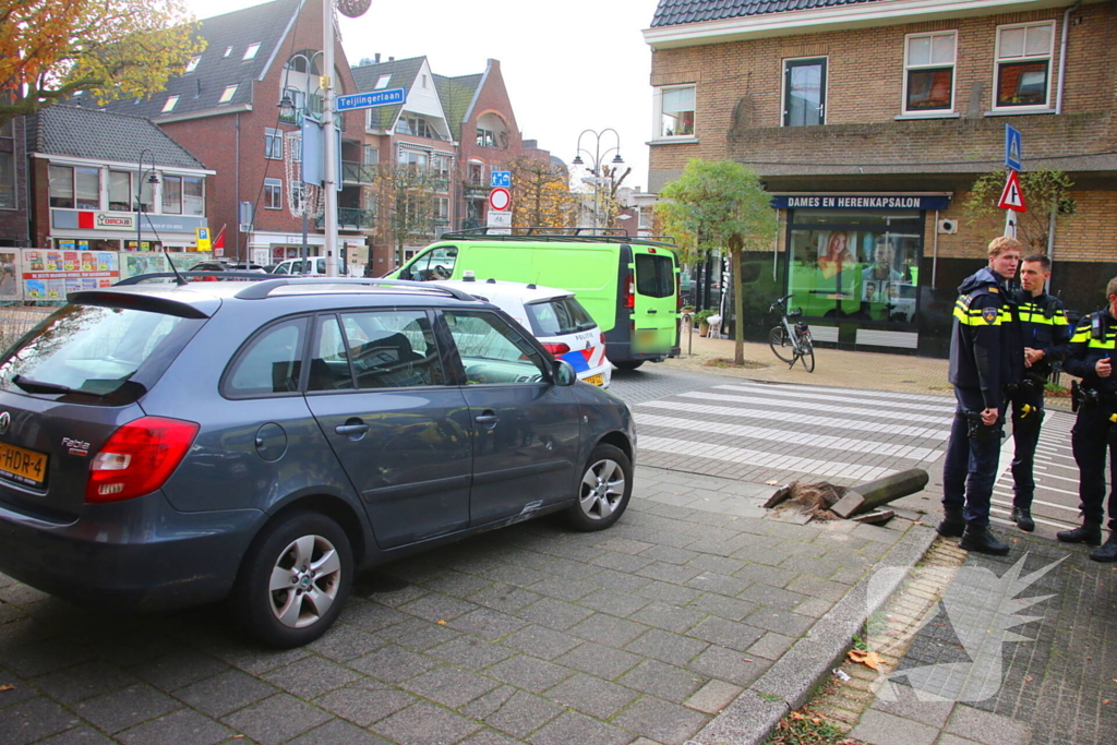 Automobilist rijdt paaltje uit de grond