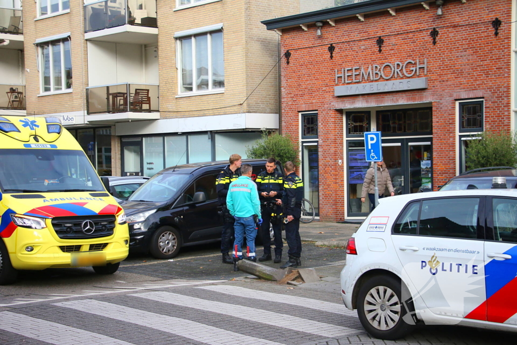 Automobilist rijdt paaltje uit de grond