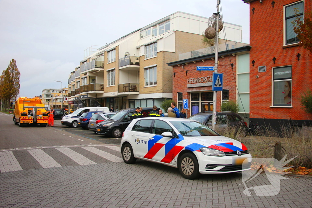 Automobilist rijdt paaltje uit de grond