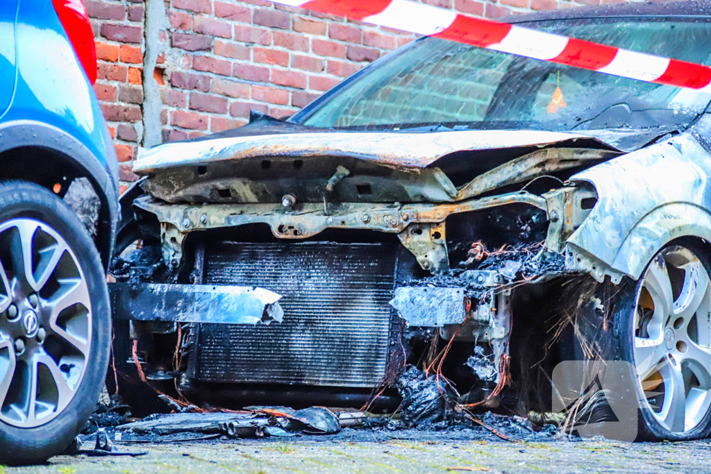 Brandende auto aangetroffen, politie vermoedt brandstichting